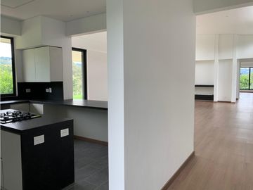 Venta de Hermosa Casa en El Retiro, Urbanización Cerrada y Ubicación