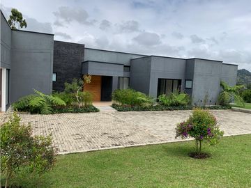 Venta de Hermosa Casa en El Retiro, Urbanización Cerrada y Ubicación