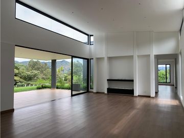 Venta de Hermosa Casa en El Retiro, Urbanización Cerrada y Ubicación