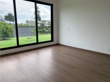 Venta de Hermosa Casa en El Retiro, Urbanización Cerrada y Ubicación