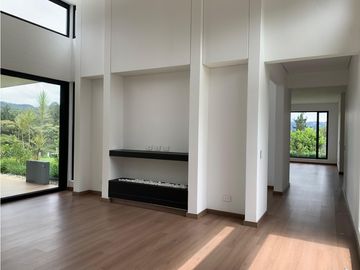 Venta de Hermosa Casa en El Retiro, Urbanización Cerrada y Ubicación