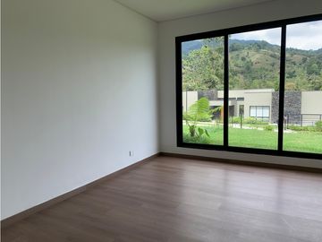 Venta de Hermosa Casa en El Retiro, Urbanización Cerrada y Ubicación