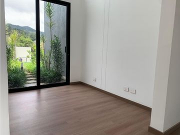 Venta de Hermosa Casa en El Retiro, Urbanización Cerrada y Ubicación