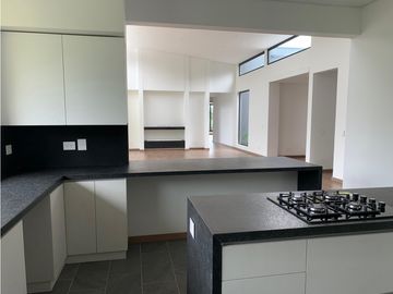 Venta de Hermosa Casa en El Retiro, Urbanización Cerrada y Ubicación