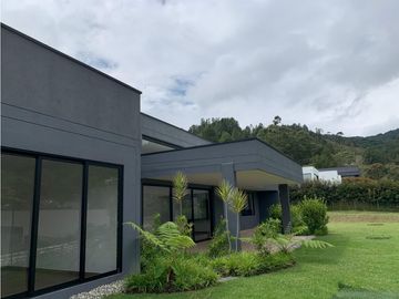 Venta de Hermosa Casa en El Retiro, Urbanización Cerrada y Ubicación