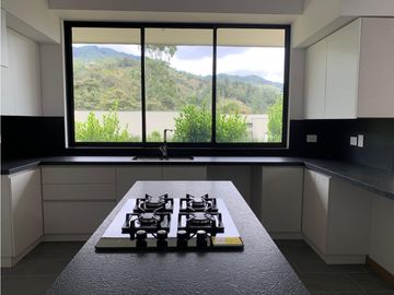 Venta de Hermosa Casa en El Retiro, Urbanización Cerrada y Ubicación