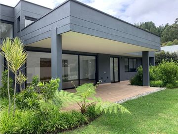 Venta de Hermosa Casa en El Retiro, Urbanización Cerrada y Ubicación