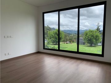 Venta de Hermosa Casa en El Retiro, Urbanización Cerrada y Ubicación