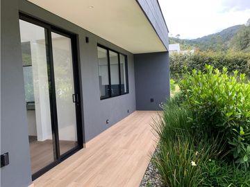 Venta de Hermosa Casa en El Retiro, Urbanización Cerrada y Ubicación