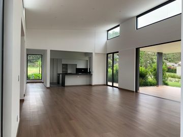 Venta de Hermosa Casa en El Retiro, Urbanización Cerrada y Ubicación