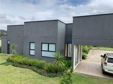 Venta de Hermosa Casa en El Retiro, Urbanización Cerrada y Ubicación