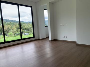 Venta de Hermosa Casa en El Retiro, Urbanización Cerrada y Ubicación
