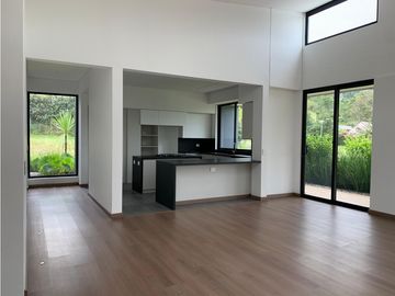 Venta de Hermosa Casa en El Retiro, Urbanización Cerrada y Ubicación