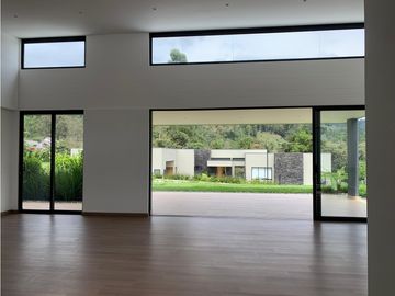 Venta de Hermosa Casa en El Retiro, Urbanización Cerrada y Ubicación