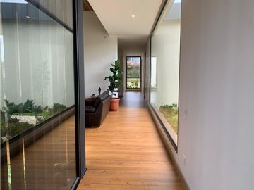 Venta de Hermosa Casa de Lujo en Urbanización Cerrada Alto de Palmas