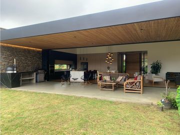 Venta de Hermosa Casa de Lujo en Urbanización Cerrada Alto de Palmas