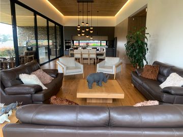 Venta de Hermosa Casa de Lujo en Urbanización Cerrada Alto de Palmas