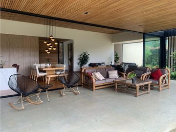 Venta de Hermosa Casa de Lujo en Urbanización Cerrada Alto de Palmas