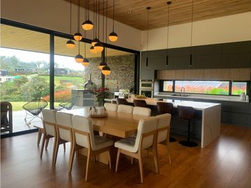 Venta de Hermosa Casa de Lujo en Urbanización Cerrada Alto de Palmas