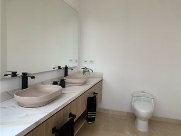 Venta de Hermosa Casa de Lujo en Urbanización Cerrada Alto de Palmas