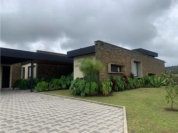 Venta de Hermosa Casa de Lujo en Urbanización Cerrada Alto de Palmas