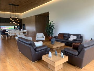 Venta de Hermosa Casa de Lujo en Urbanización Cerrada Alto de Palmas