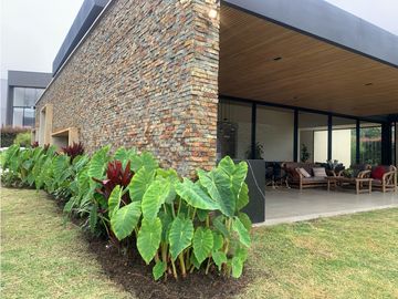 Venta de Hermosa Casa de Lujo en Urbanización Cerrada Alto de Palmas
