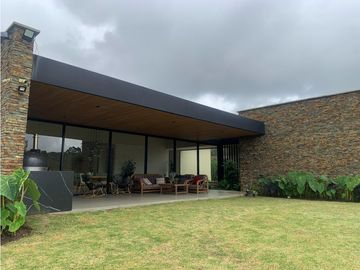 Venta de Hermosa Casa de Lujo en Urbanización Cerrada Alto de Palmas