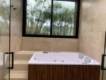 Venta de Hermosa Casa de Lujo en Urbanización Cerrada Alto de Palmas