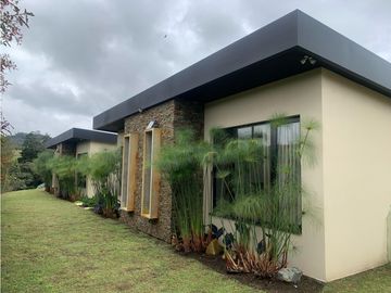Venta de Hermosa Casa de Lujo en Urbanización Cerrada Alto de Palmas