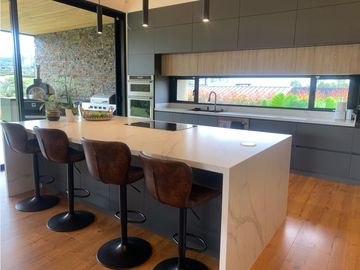 Venta de Hermosa Casa de Lujo en Urbanización Cerrada Alto de Palmas