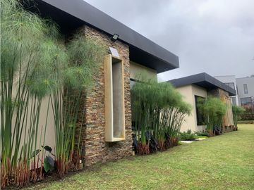 Venta de Hermosa Casa de Lujo en Urbanización Cerrada Alto de Palmas