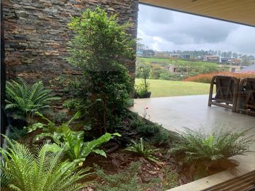 Venta de Hermosa Casa de Lujo en Urbanización Cerrada Alto de Palmas
