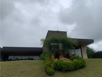 Venta de Hermosa Casa de Lujo en Urbanización Cerrada Alto de Palmas
