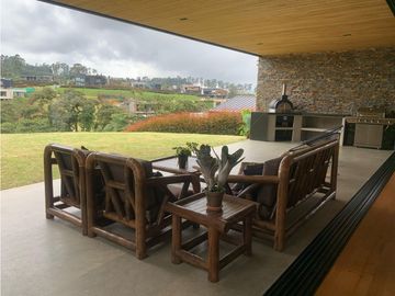 Venta de Hermosa Casa de Lujo en Urbanización Cerrada Alto de Palmas