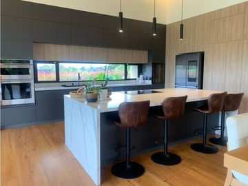 Venta de Hermosa Casa de Lujo en Urbanización Cerrada Alto de Palmas