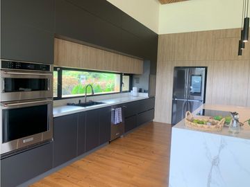 Venta de Hermosa Casa de Lujo en Urbanización Cerrada Alto de Palmas