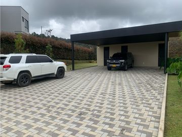Venta de Hermosa Casa de Lujo en Urbanización Cerrada Alto de Palmas