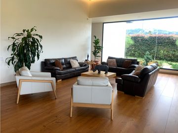 Venta de Hermosa Casa de Lujo en Urbanización Cerrada Alto de Palmas