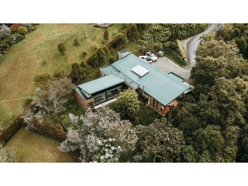 Venta de Hermosa Casa en El Alto de Palmas, Unidad Cerrada Naturaleza