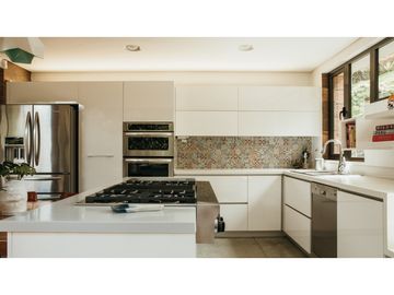 Venta de Hermosa Casa en El Alto de Palmas, Unidad Cerrada Naturaleza