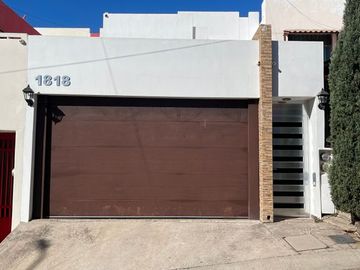 Casa en Venta en privada Colinas del Bosque frente a la Plaza San isidro, Culiacan, Sinaloa