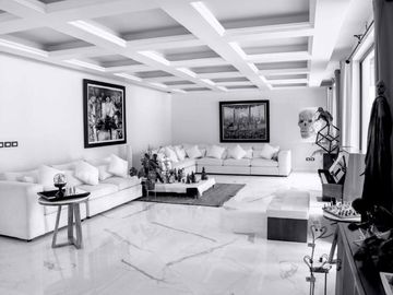 Lujo y Funcionalidad - Casa en Venta en Los Encinos Country Club