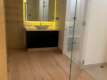 Lujo y Funcionalidad - Casa en Venta en Los Encinos Country Club