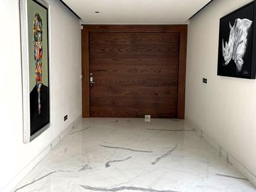 Lujo y Funcionalidad - Casa en Venta en Los Encinos Country Club