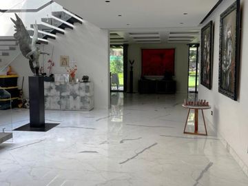 Lujo y Funcionalidad - Casa en Venta en Los Encinos Country Club