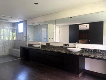Lujo y Funcionalidad - Casa en Venta en Los Encinos Country Club