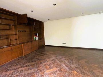 Lujo y Funcionalidad - Casa en Venta en Los Encinos Country Club