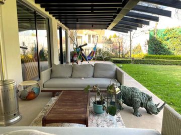 Lujo y Funcionalidad - Casa en Venta en Los Encinos Country Club
