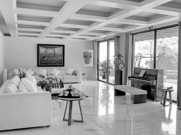 Lujo y Funcionalidad - Casa en Venta en Los Encinos Country Club